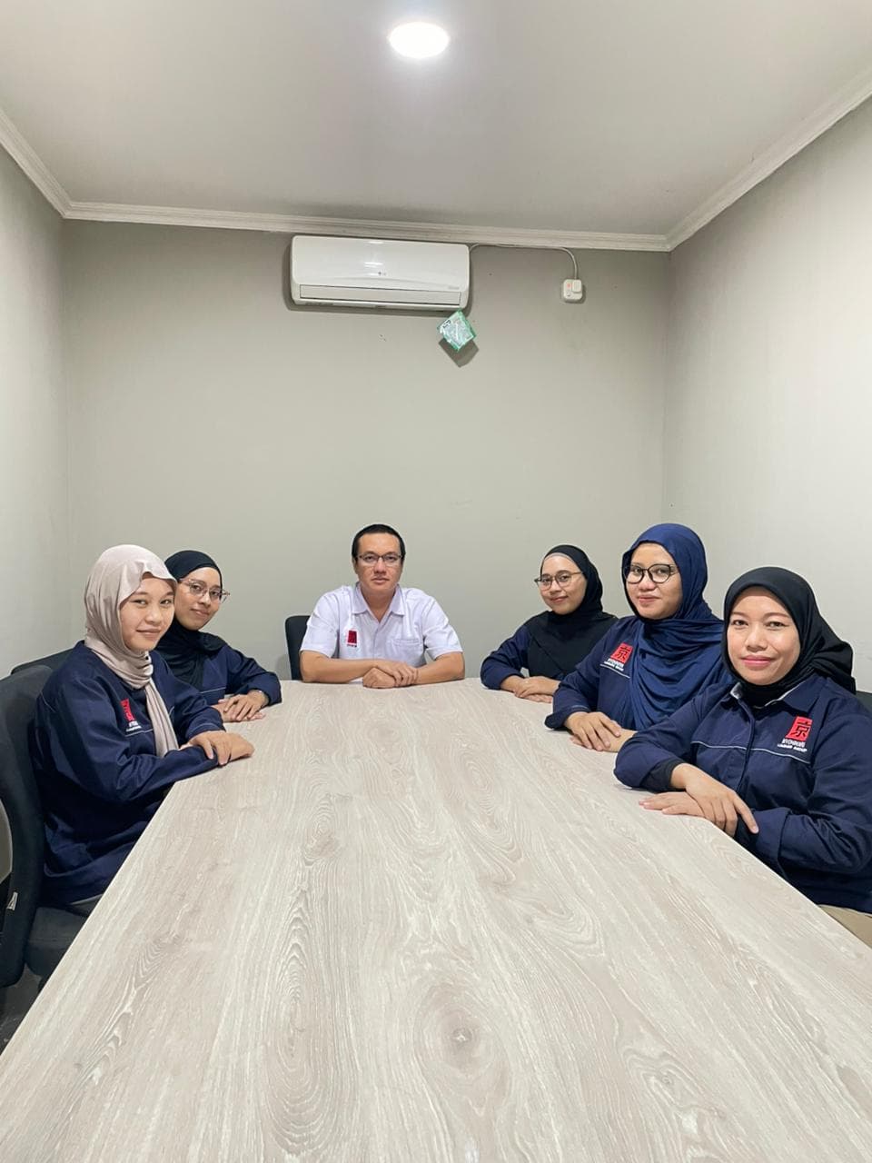 Foto bareng tim kantor